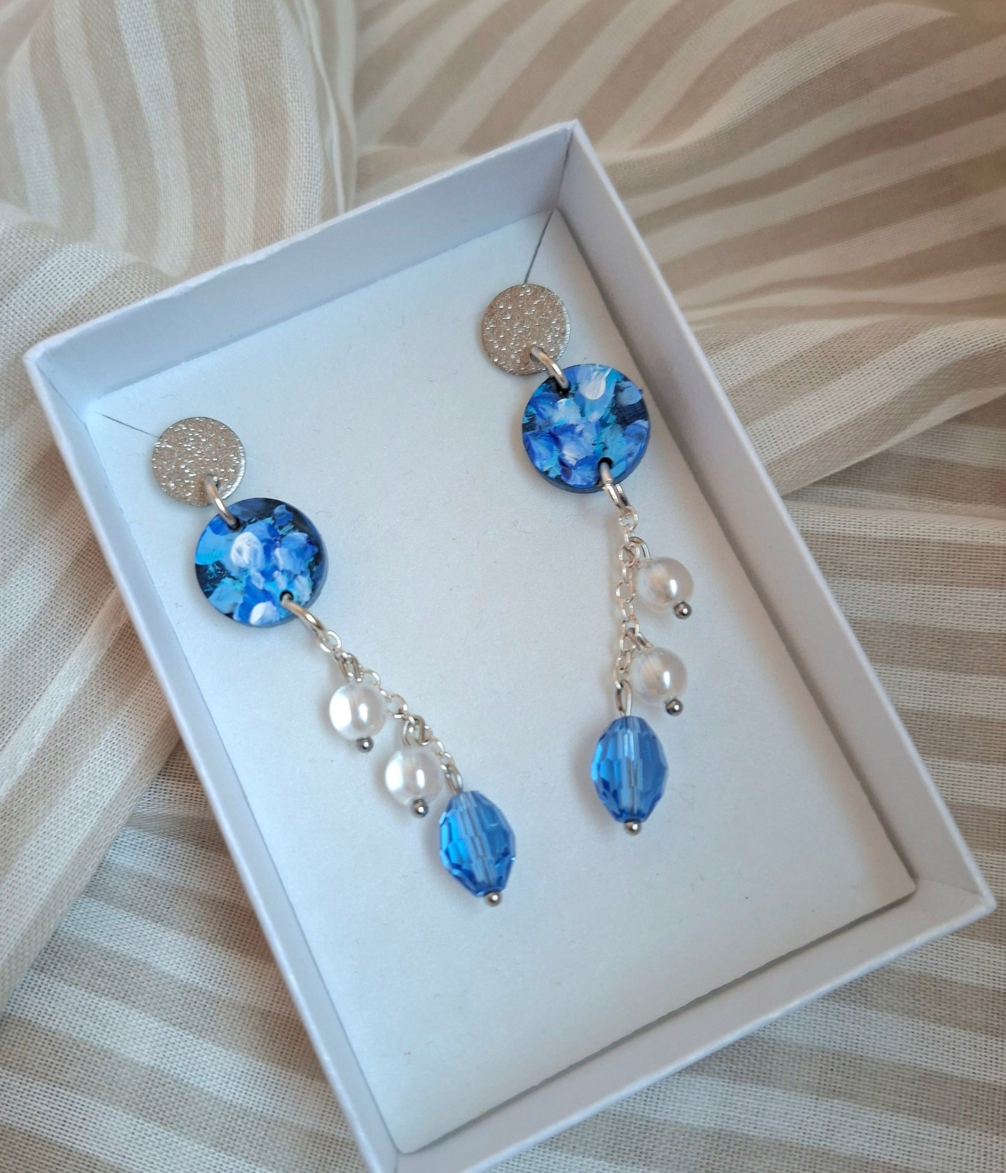 Syvänsiniset korvakorut helmillä