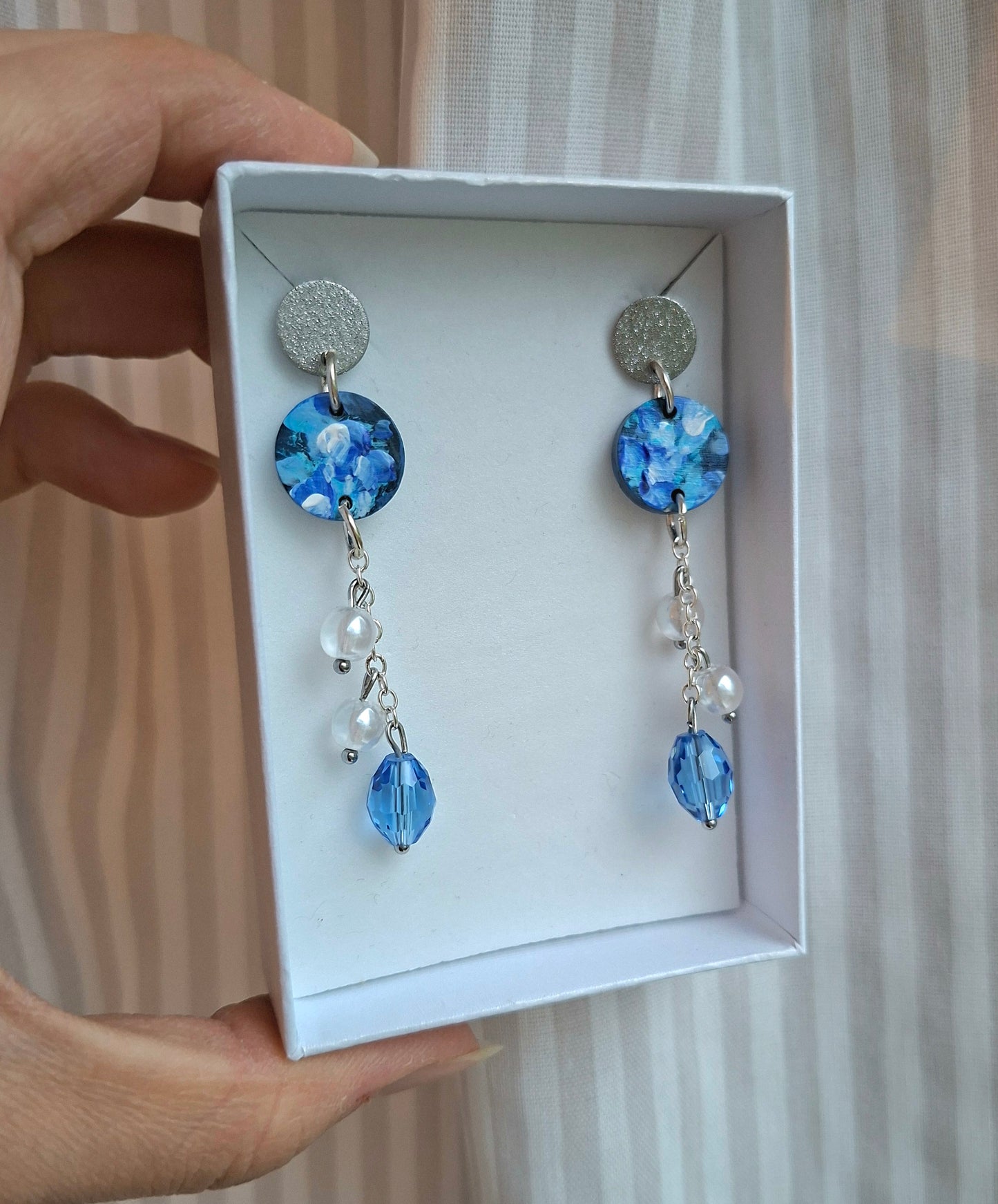 Syvänsiniset korvakorut helmillä